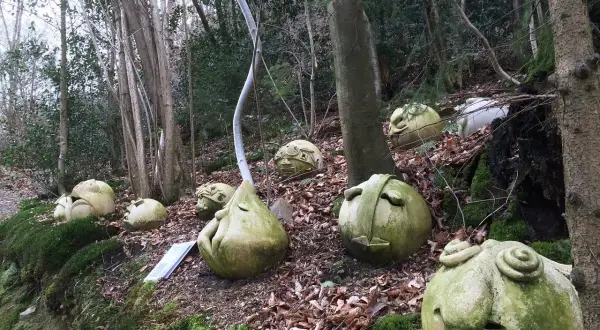 Waldskulpturen im Wald bei Leichlingen. Diese besonderen Veranstaltungen ziehen Besucher an, die die Kunstwerke in der Natur bestaunen.
