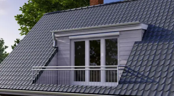 Moderne dach loggia mit Glastüren und Geländer, umgeben von einem grauen Ziegeldach und grünen Bäumen.