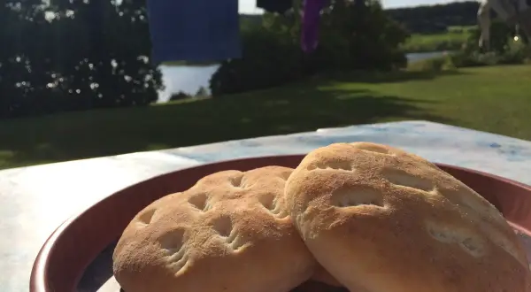 Två nybakade tekakor på ett fat, redo att avnjutas utomhus. Ett perfekt recept för en sommardag.