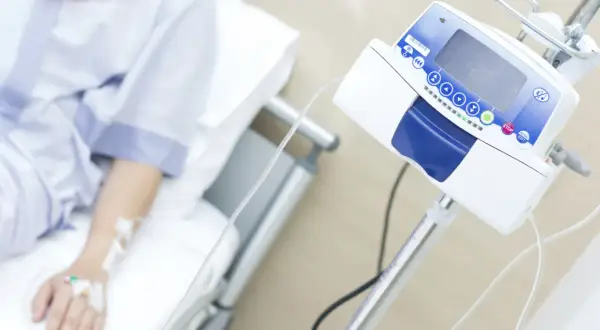 Patient mit Infusion, die eine Chemotherapie ablehnte. Die Prognose ist ungewiss.