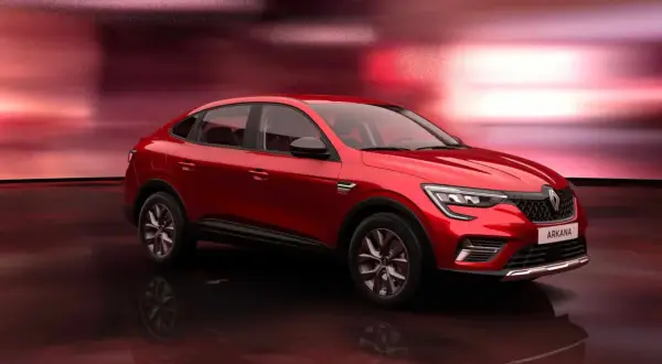 Czerwony Renault Arkana na tle czerwonych świateł. Sprawdź atrakcyjną renault arkana cena i zamów już dziś!