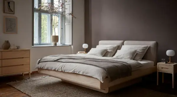 Ein gemütliches Bett mit Leinenbezug und eine Wand in warmem Braunton – das sind die modernen schlafzimmer farben. Holzmöbel und dezente Deko schaffen Ruhe.
