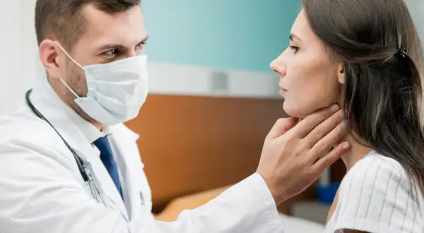Problemy z głosem? Foniatra: czym się zajmuje i jak wygląda badanie