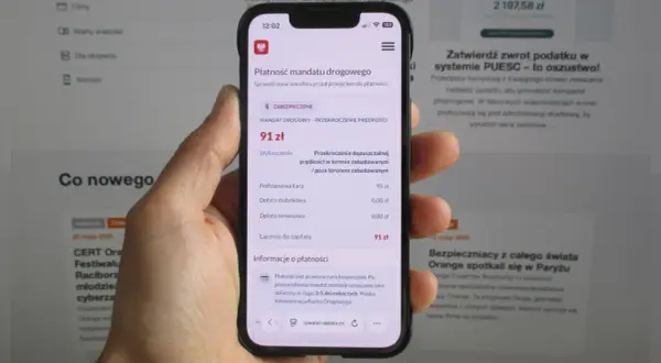 Oszustwo smishing! Fałszywy mandat drogowy na 91 zł wyświetlany na telefonie, ostrzega przed wyłudzeniem danych.