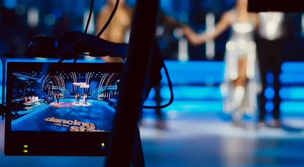 Widok zza kamery na scenę "Dancing with the Stars". Może to wyjaśniać, dlaczego niektóre piosenki powtarzają się w każdym odcinku turnieju.