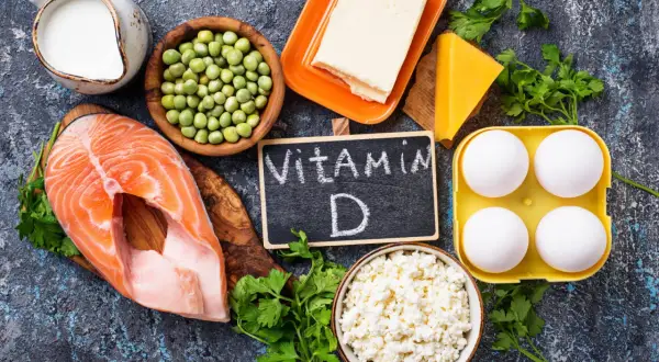 Vitamine D : saumon, œufs, produits laitiers, pois. Ces aliments sont bons pour lutter contre l'ostéoporose, pas d'aliments à éviter ici.