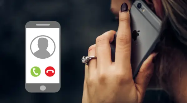 Kobieta z pierścionkiem na palcu odbiera telefon. Ekran pokazuje ikonę połączenia, sugerując jak ukryć nr tel.