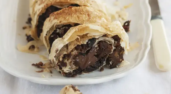 Strudel al cioccolato con pasta sfoglia croccante e ripieno fondente.