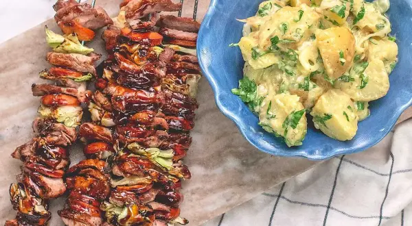 Grillspett med karre, grönsaker och en krämig potatissallad. Perfekt för en somrig middag.