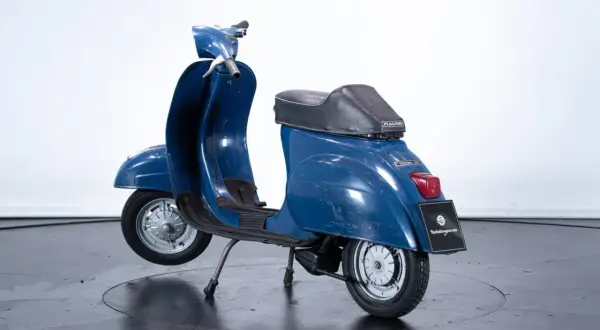 Vespa blu brillante, pronta per essere verniciata senza smontarla. Un restauro fai-da-te alla portata di tutti.
