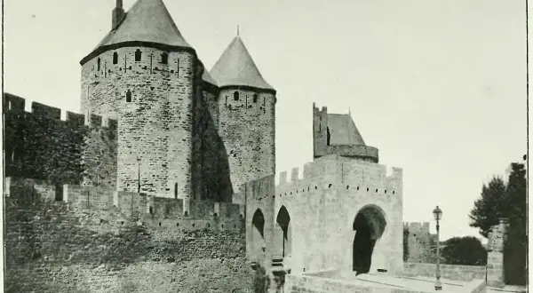 Vue des remparts de Carcassonne, un lieu chargé d'histoire, où le passé murmure des récits de batailles et de décès.