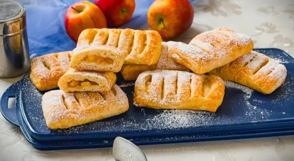 Leckere Apfeltaschen, frisch gebacken und mit Puderzucker bestäubt. Ein tolles Apfeltaschen Rezept für jeden Anlass.