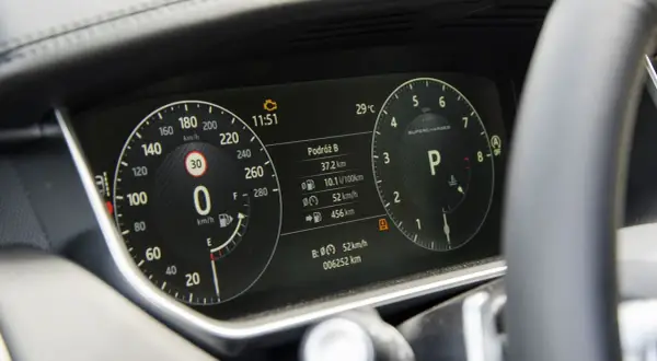 Na wyświetlaczu samochodu widać spalanie: 10.1 l/100km. Silnik 2.0 benzyna.