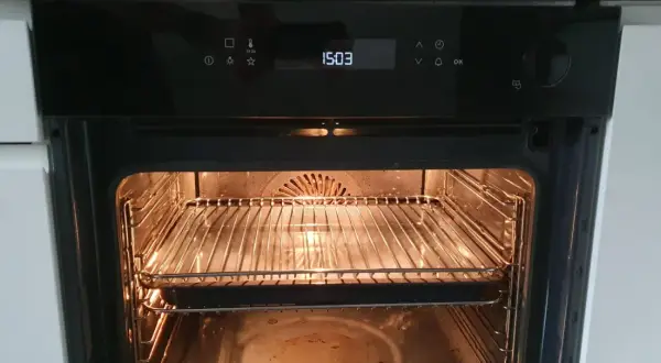 Jak wyczyścić piekarnik octem? Skuteczne metody na trudne plamy!