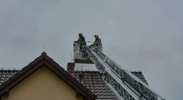 Czy można czyścić komin jak się pali w piecu? Poznaj niebezpieczeństwa