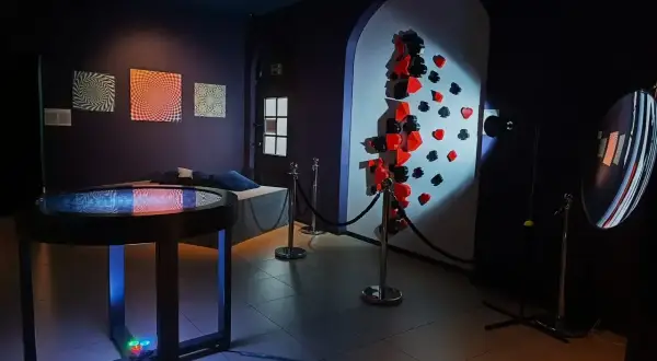 W muzeum iluzji Warszawa zobaczysz optyczne triki i instalacje, jak ściana z kartami i stołem z efektem wodnym.