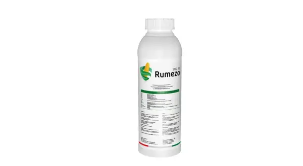 Biała butelka środka ochrony roślin Rumezo 200 SE, zawierającego rimsulfuron. Etykieta z informacjami o produkcie i symbolem kukurydzy.