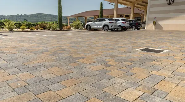 Parcheggio con pavimentazione in autobloccanti carrabili, ideale per esterni. Le auto sono parcheggiate su un pavimento resistente e bello.