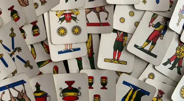 Un mazzo di carte napoletane, con figure colorate e simboli. Chissà chi ha inventato le carte napoletane, un gioco che unisce generazioni.