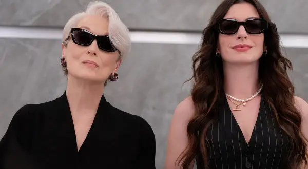 Anne Hathaway i Meryl Streep w stylowych okularach przeciwsłonecznych, przypominające scenę z jednego z ich filmów.