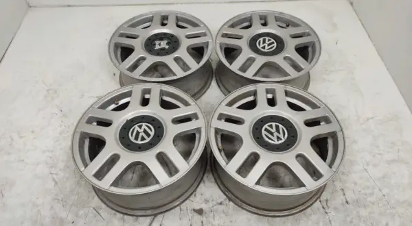 Cztery aluminiowe felgi do Volkswagena Golfa IV. Rozstaw śrub jest standardowy dla tego modelu.