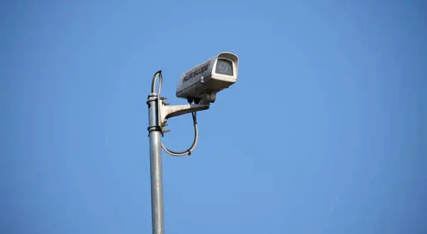 Białe kamery nad światłami monitorują niebo.