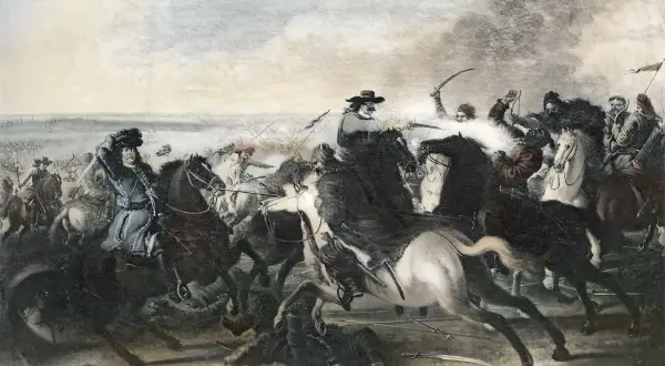 Karl XII leder sina ryttare i strid. Hästar och soldater kämpar i en kaotisk scen.