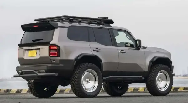 Robusto Toyota Land Cruiser 150 off road, listo para la aventura con llantas todoterreno y portaequipajes.