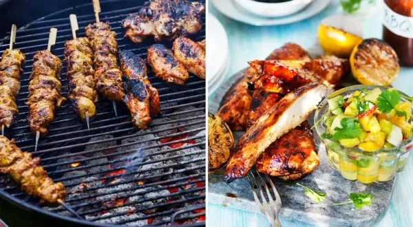 Grilla kyckling på kolgrill, med spett och vingar. Bredvid ligger saftiga kycklingfiléer med mangosalsa och grillade citroner.
