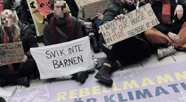 Aktivister sitter på marken med skyltar som "Svik inte barnen" och "Rebellmammor gör klimatet". Ingen frågar hur jag mår, men deras budskap är tydligt.