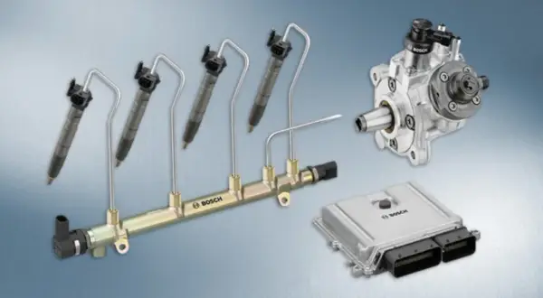 Bosch common rail diesel-komponenter: insprutningsmunstycken, bränslerör, pump och styrenhet.