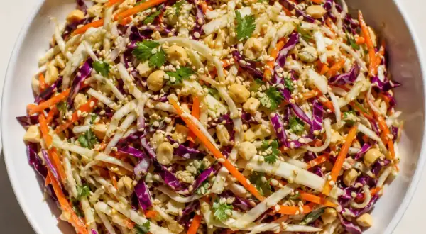 En fräsch kålsallad med morötter, nötter och sesamfrön. Perfekt som tillbehör, och med rätt sesamolja hållbarhet kan den njutas länge.