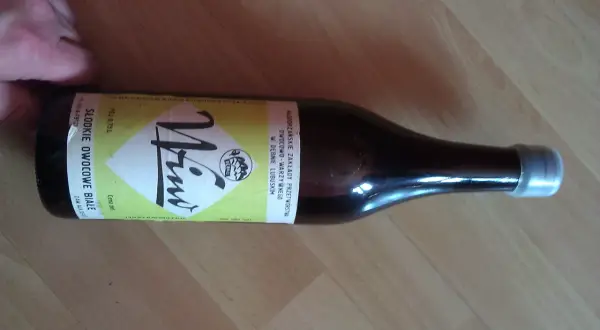 Butelka słodkiego wina owocowego "Ninu" z lat 70. lub 80. XX wieku, z etykietą "wino patykiem pisane".