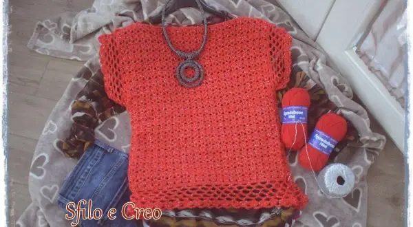 Gilet all'uncinetto rosso brillante, con filati e schemi gratis per creare il tuo.