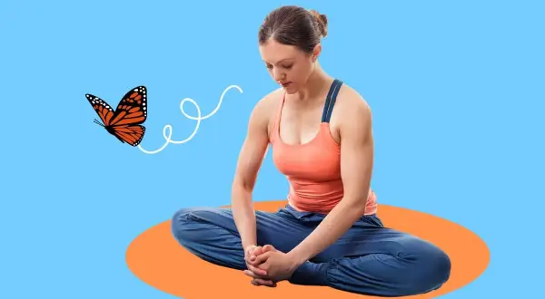 Donna in posizione farfalla yoga, con una farfalla arancione che vola accanto.