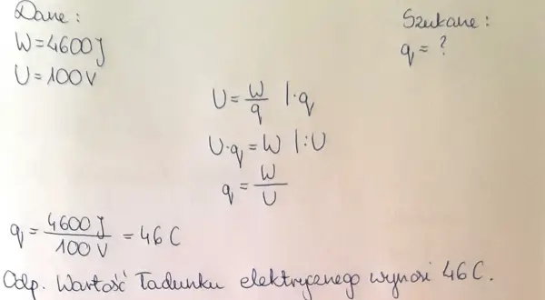 Obliczenia pokazują wzór na natężenie prądu q=W/U, gdzie W=4600J, U=100V, co daje q=46C.