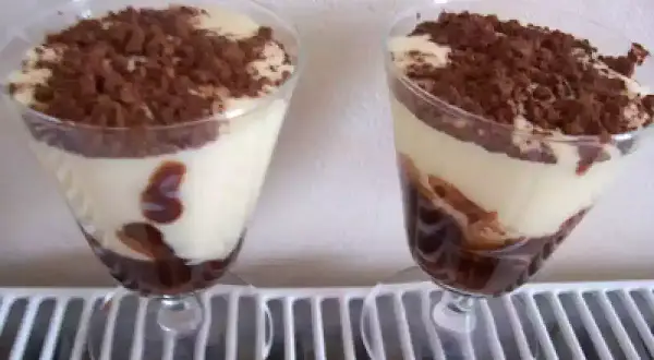 Deux coupes de tiramisu Nutella, garnies de cacao, sur un radiateur.