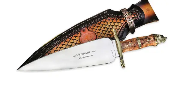 Cuchillo Muela COVARSI 30 Aniversario con funda de cuero grabada y mango de madera con cabeza de animal.