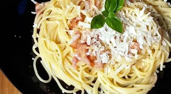 Carbonara w 15 minut: Prosty przepis bez śmietany i jajecznicy