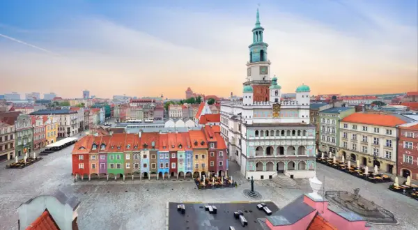Poznański Rynek, jeden z najpiękniejszych rynków w Polsce, z kolorowymi kamieniczkami i renesansowym ratuszem.