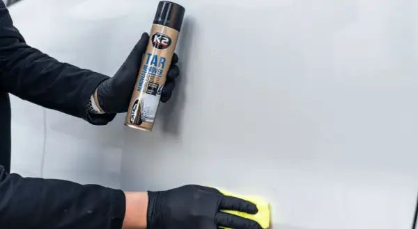 Rękawiczki i spray K2 Tar Remover pomogą Ci szybko i skutecznie usunąć klej po naklejce z karoserii.