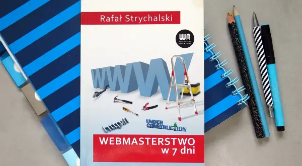 Książka "Webmasterstwo w 7 dni" Rafała Strychalskiego, która pomoże Ci dowiedzieć się, jak otworzyć plik HTML. Obok leżą przybory do pisania i notatnik.