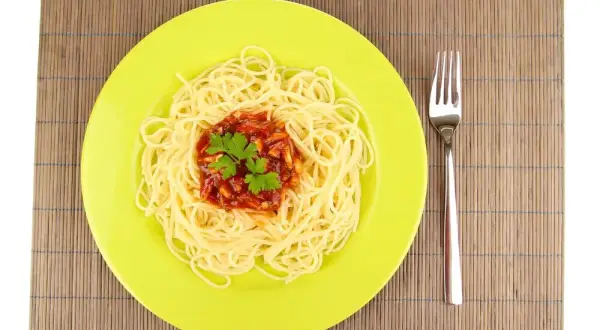 Ile spaghetti na 4 osoby? Porady eksperta + triki bez wagi