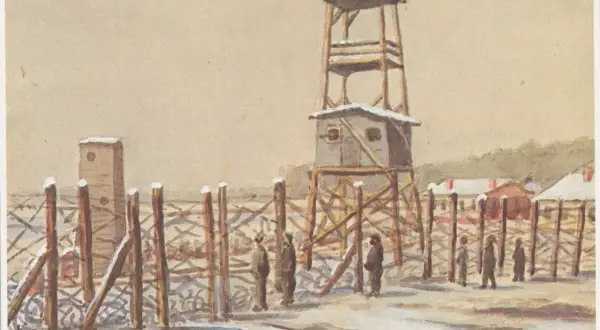 Camp d'internement en hiver. Une tour de garde domine. Ce lieu rappelle la liste des morts pour la France 39-45 par commune.
