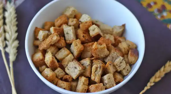En skål med gyllene krutonger, perfekta för att förhöja din sallad. Ett enkelt krutonger recept som alla kan lyckas med.