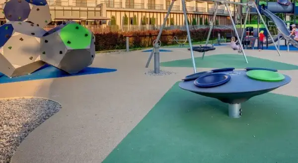 Jaka nawierzchnia na plac zabaw zapewni bezpieczeństwo i trwałość?