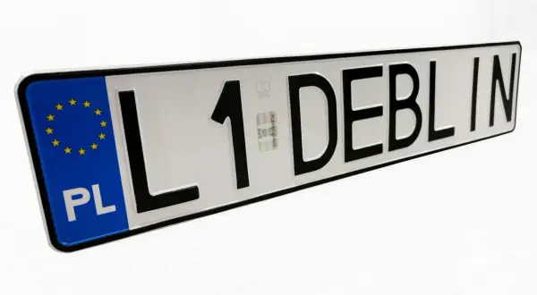 Tablica rejestracyjna z literami L1 DEBLIN. To rejestracja PKN, jakie miasto? Dęblin.