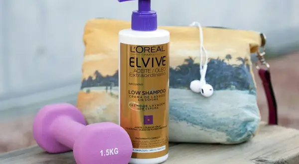 Rutina de ejercicio y cuidado capilar: pesa de 1.5kg, bolso playero y champú low poo Elvive.