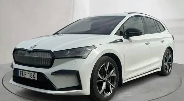 Vit Skoda Enyaq begagnad, en modern elbil med sportig design och snygga fälgar. Perfekt för familjen som söker en hållbar och stilfull transport.