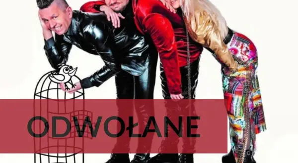 Trzy osoby w skórzanych strojach, jedna z nich trzyma ptaszka na klatce. Napis "ODWOŁANE".